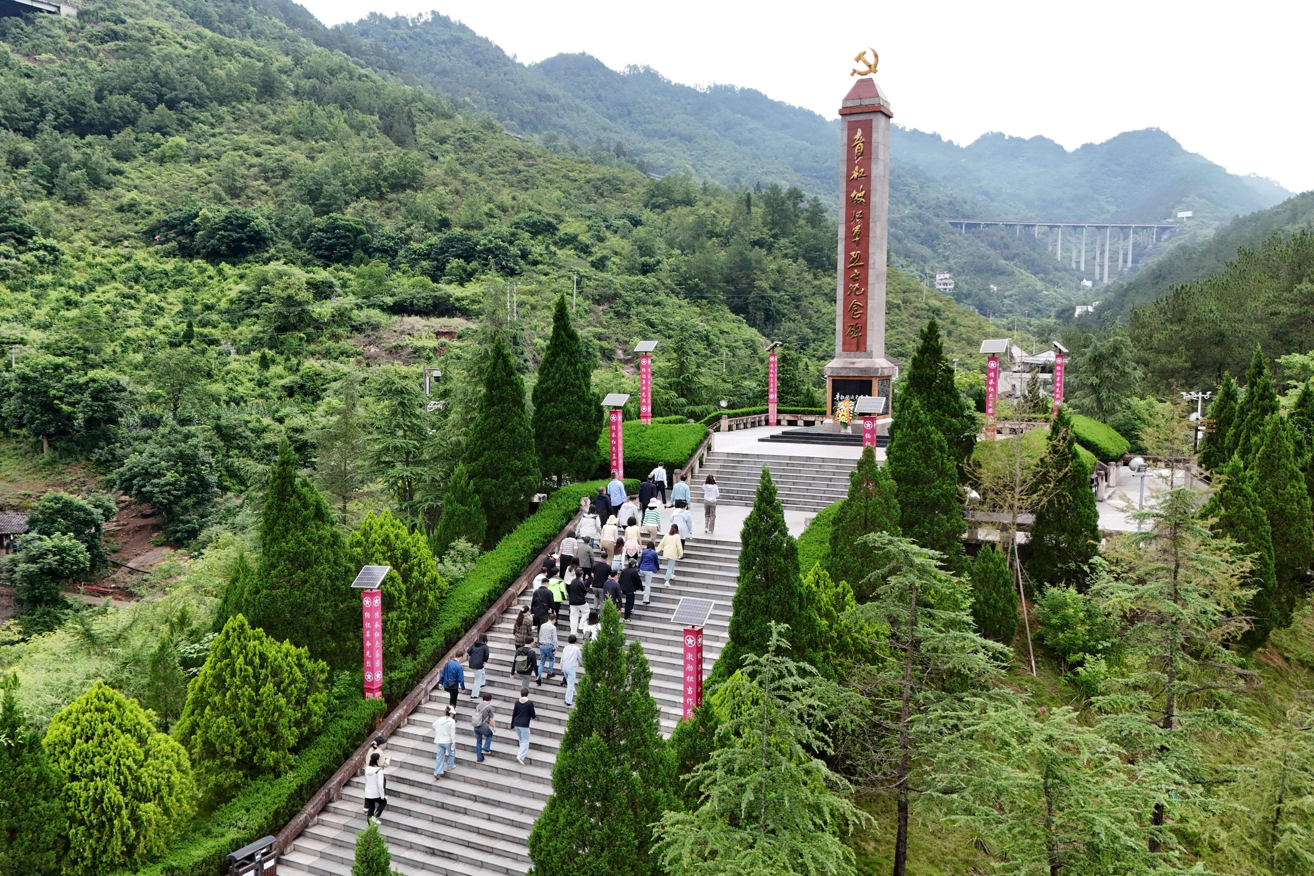 众人缓步登临纪念碑台阶，缅怀青杠坡革命先烈。吴蔚摄