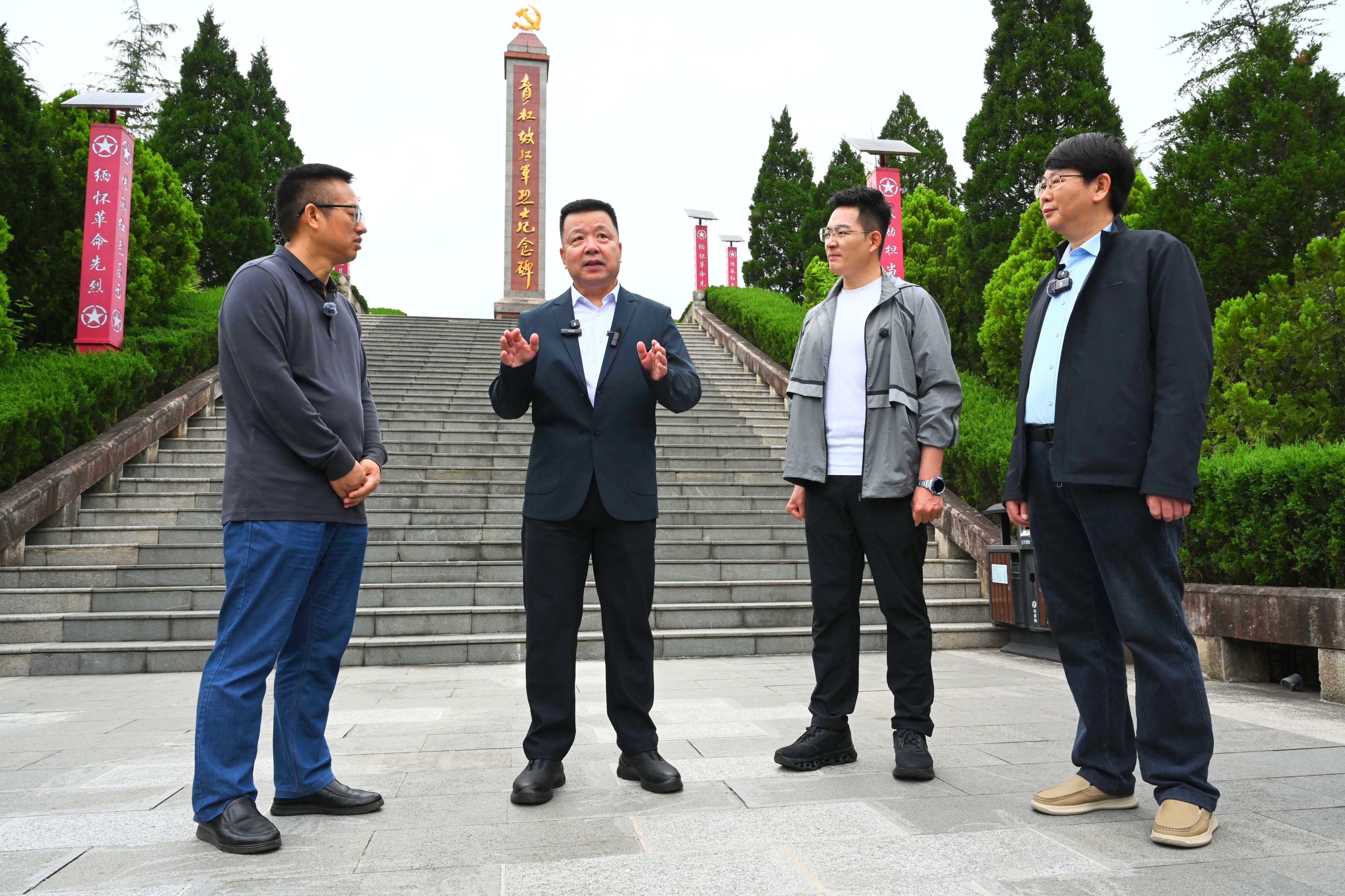 马卫防一行在纪念碑前研讨青杠坡战地红色历史。贵州日报吴蔚 摄