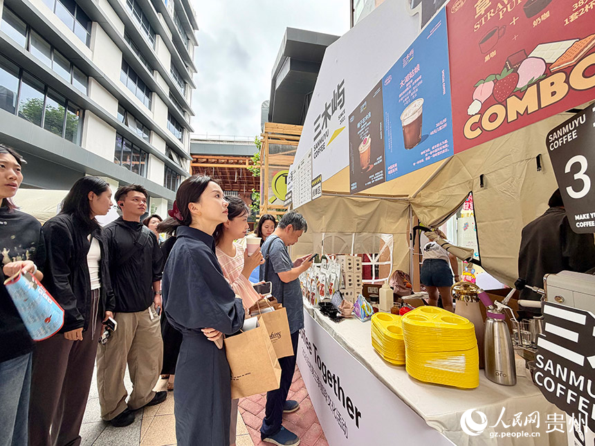 市民游客纷纷前来打卡，品鉴各地特色咖啡。人民网记者 陈洁泉摄