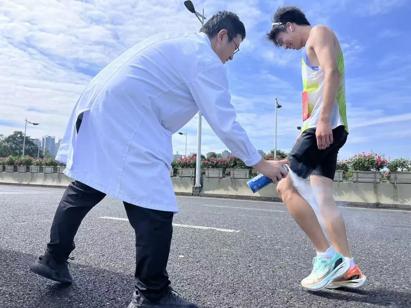 赛道旁，志愿者和医疗保障人员始终坚守岗位。