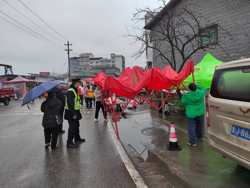 4 图为在凤山镇整治马路市场
