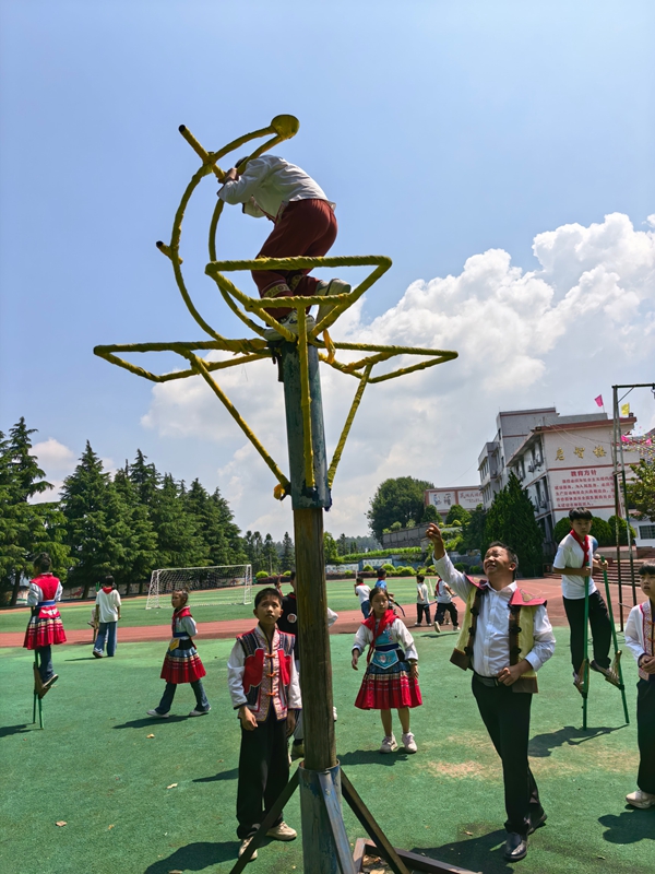 5、爬花杆。.jpg