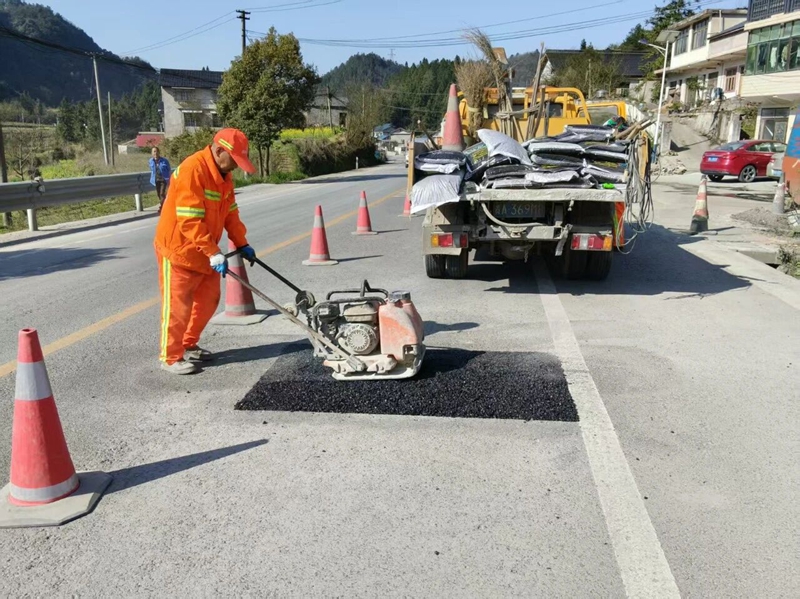 3 图为修补G354南兴线路面坑槽(贵州省公路局供图).jpg