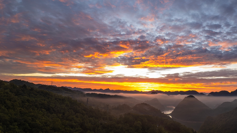 2026年6月14日，在贵州省毕节市七星关区大新桥街道拍摄的朝霞景色。