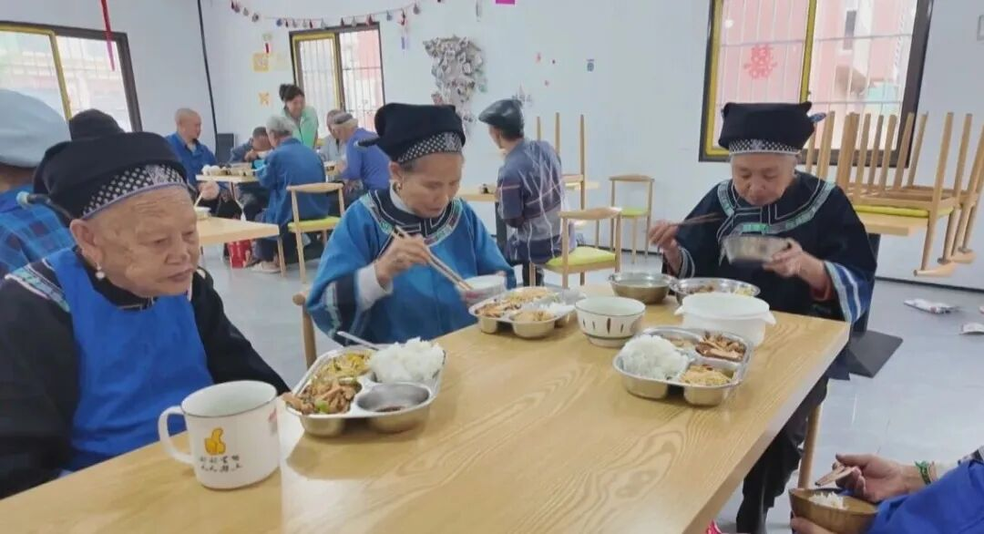老人在食堂就餐。
