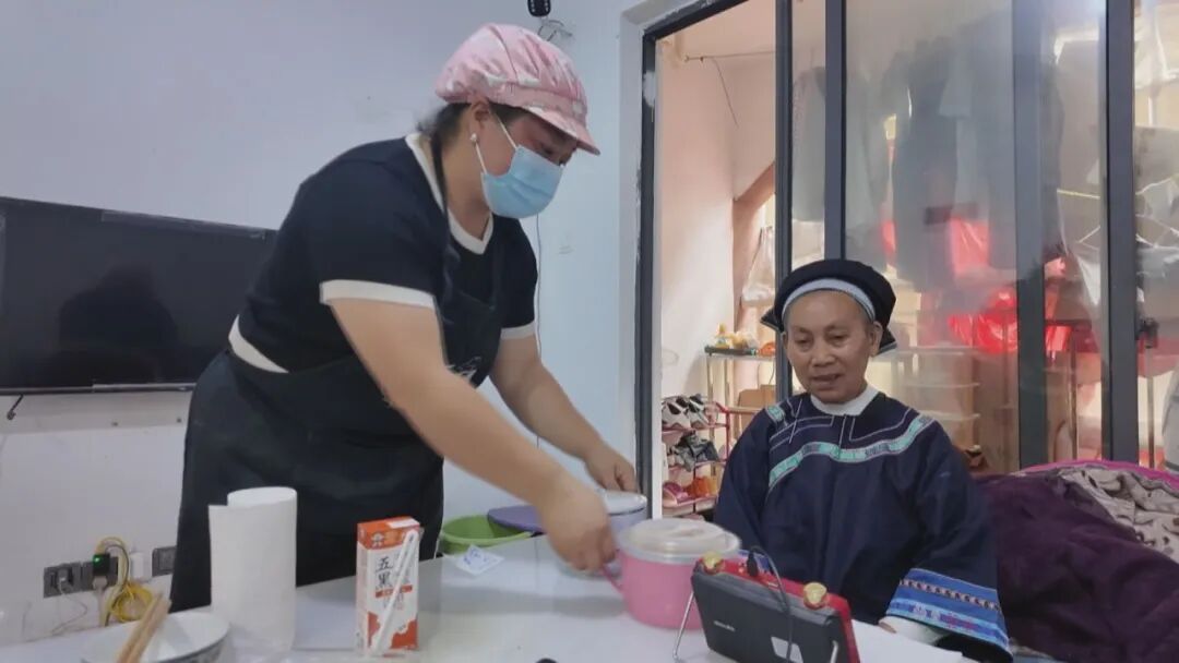 社区志愿者上门送餐。