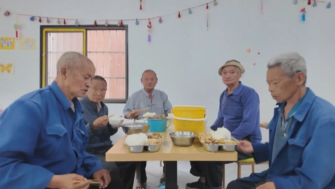 老人在食堂就餐。