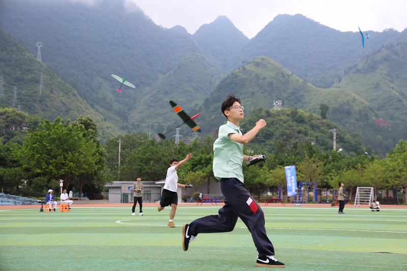 F3K遥控手抛滑翔机比赛现场.jpg