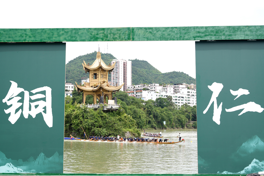 龙舟在训练中。
