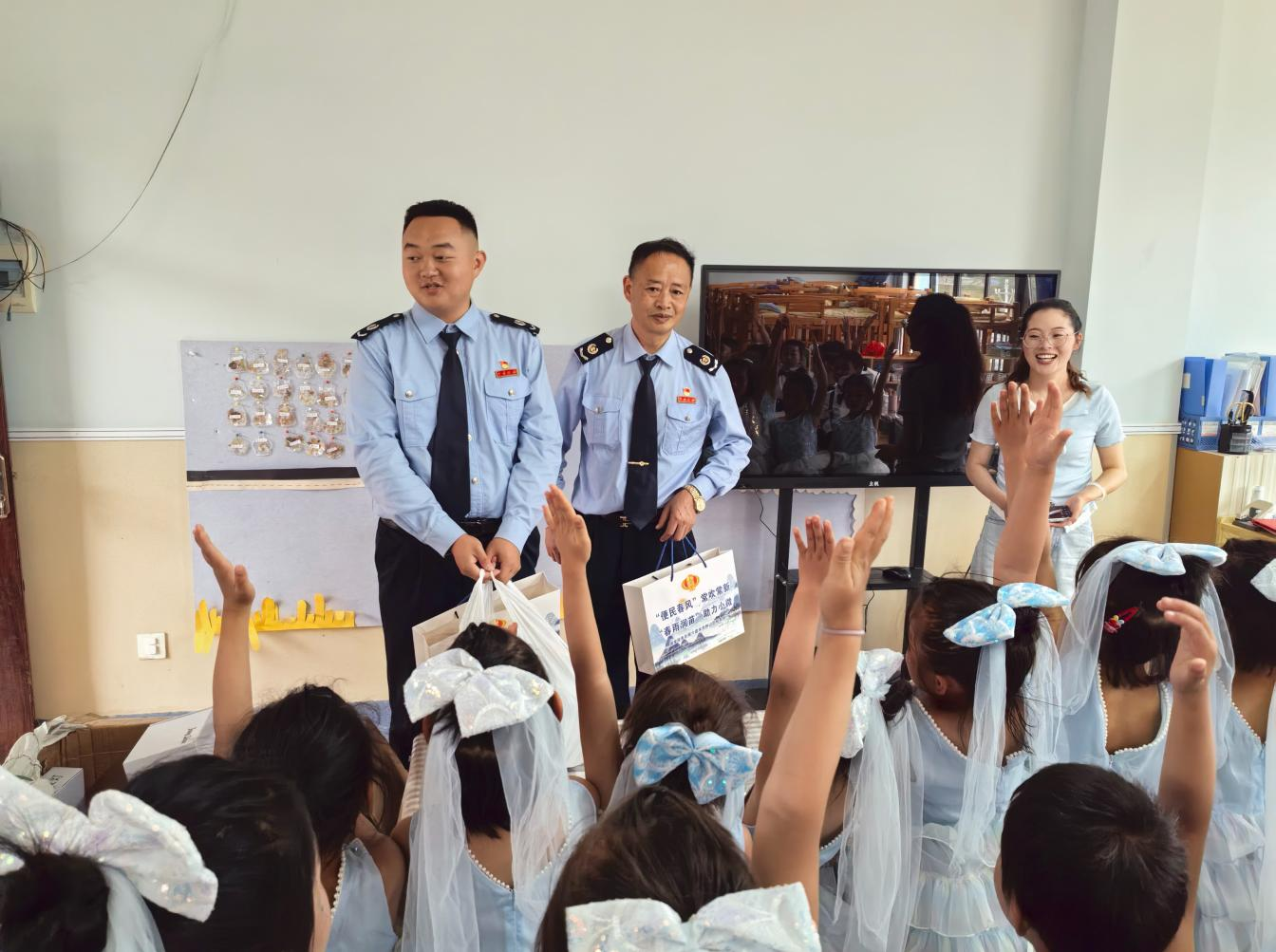 小朋友們踴躍參與趣味稅收問答。姚仕才攝