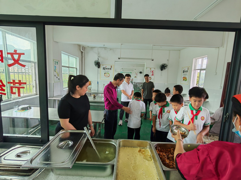 实地了解学生用餐情况。