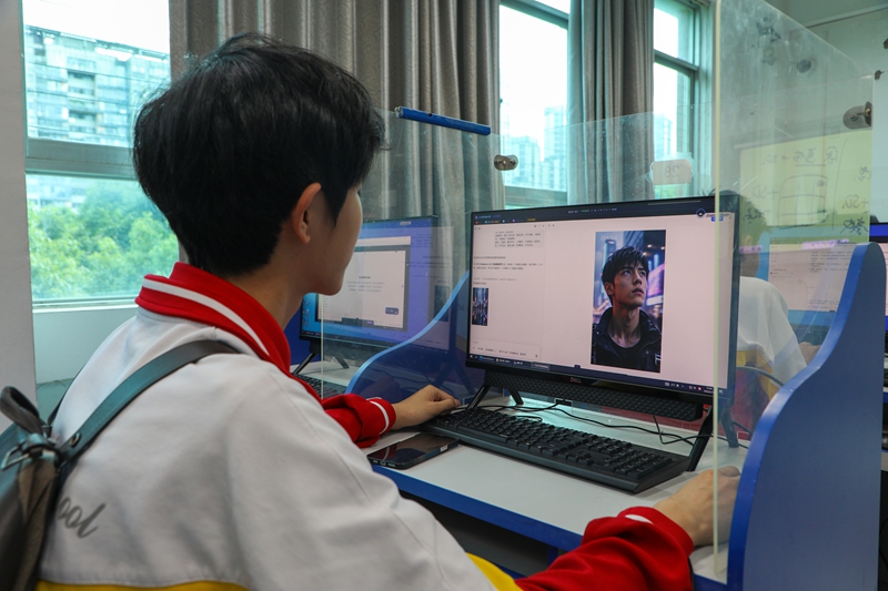 3、学生体验人工智能视频生成创作。.jpg