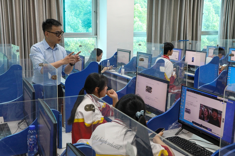 4、老师指导学生们体验人工智能视频生成。.jpg
