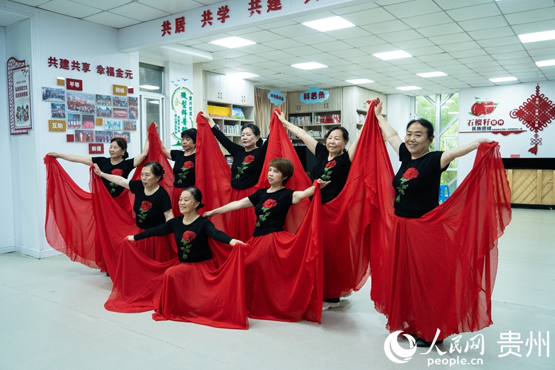 居民在社区老年学校上舞蹈课。人民网 阳茜摄
