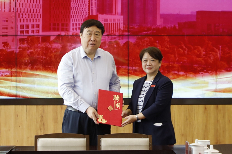 2.向战略咨询专家颁发聘书.jpg