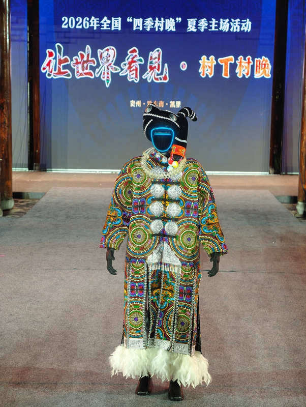 智能机器人与本土演员同台演绎。