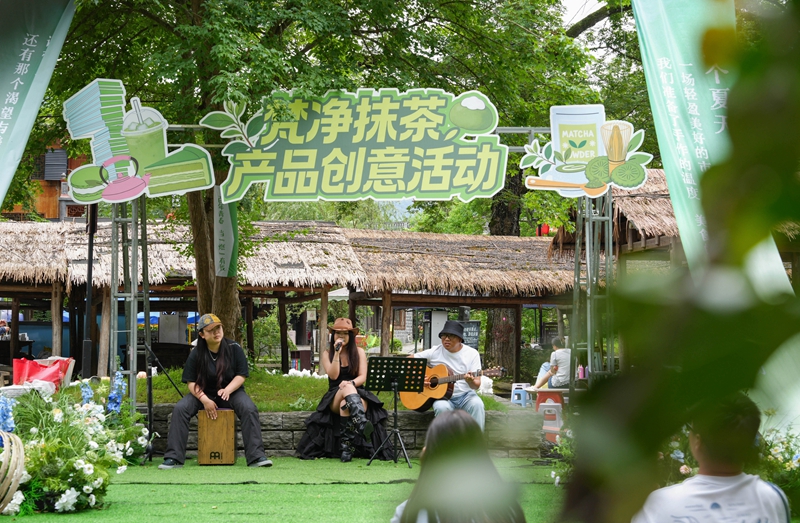 2026年5月30日,在贵州省铜仁市江口县太平镇云舍景区,一支本地乐队正在表演。申逸恺 摄.jpg