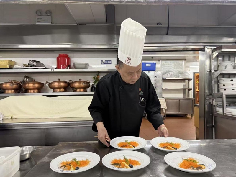 3、贵州饭店厨师长鲍忠在摆盘。.jpg