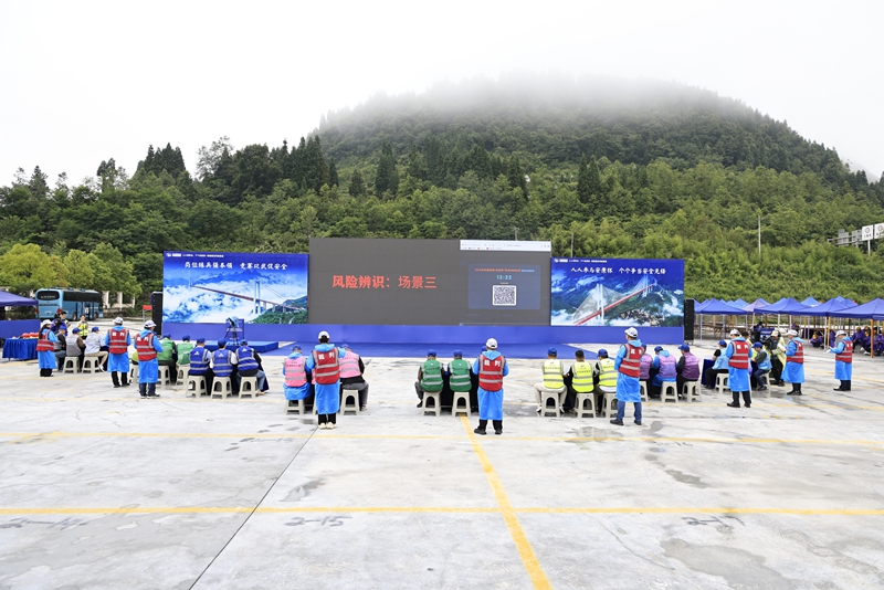 5、安全技能比武风险辨识环节，参赛队伍看视频找隐患。.jpg