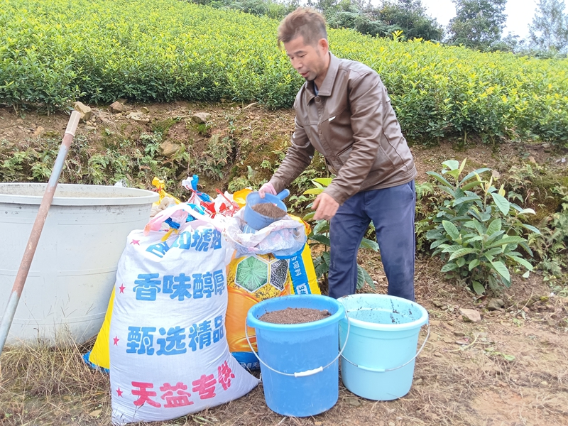 调配肥料。
