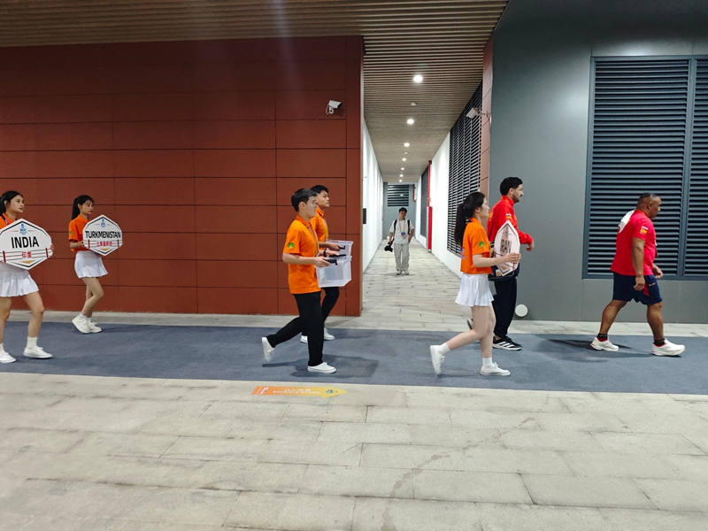 2志愿者服务现场。