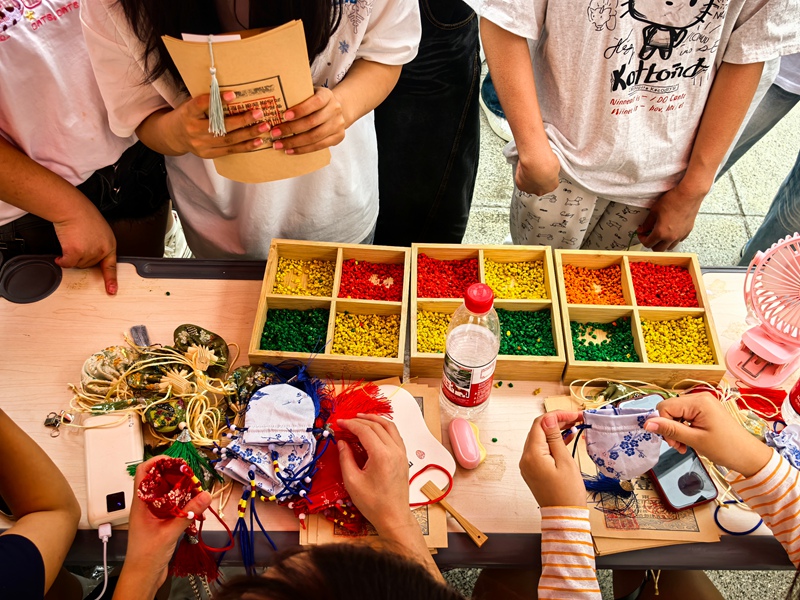學生正在制作端午香囊。實習生 李秋實攝