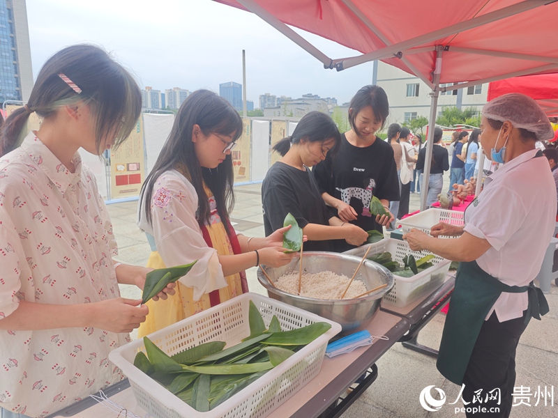 學生動手體驗包粽子。人民網 黃小桃攝