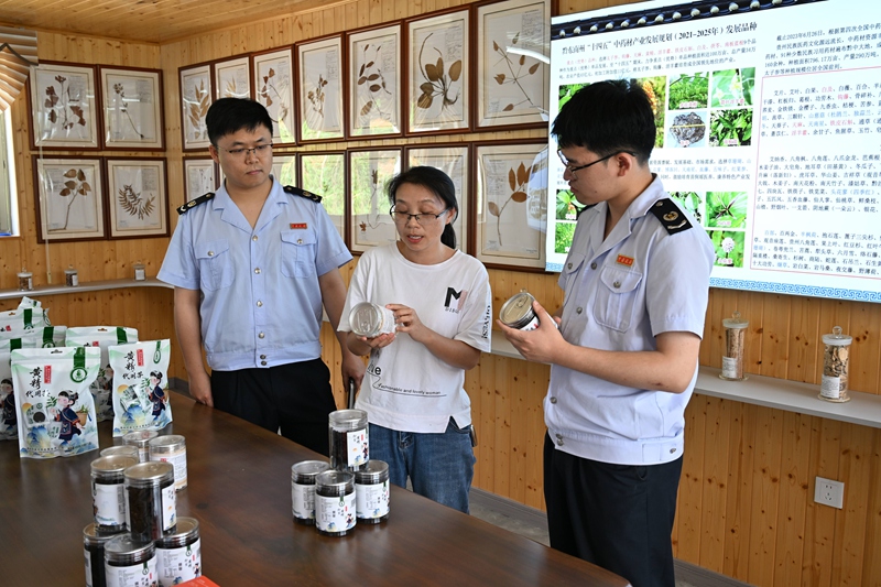 （企业人员向税务干部展示产品）