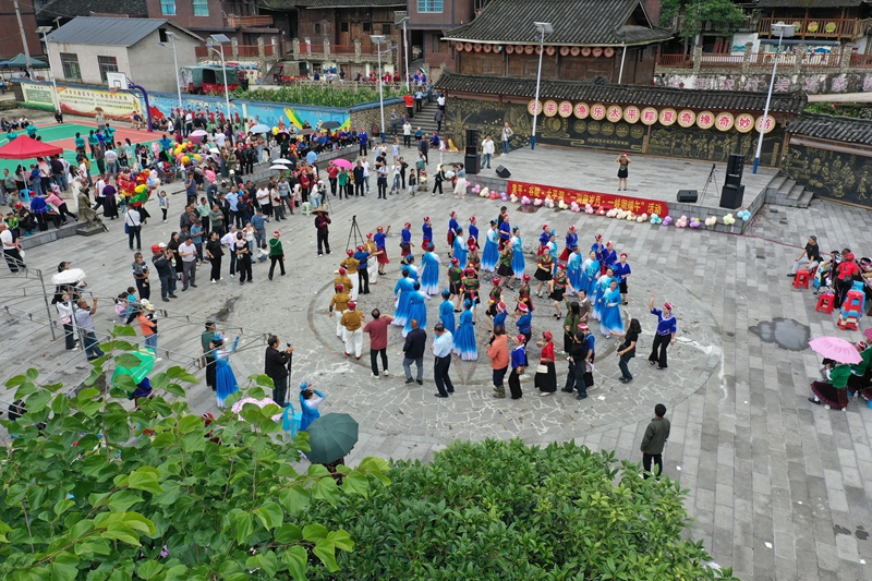 群众和游客在山坪村太平洞寨一起跳民族团结舞。.JPG