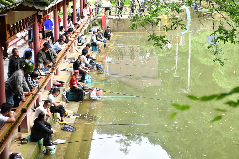 群众和游客在参加垂钓比赛。.JPG