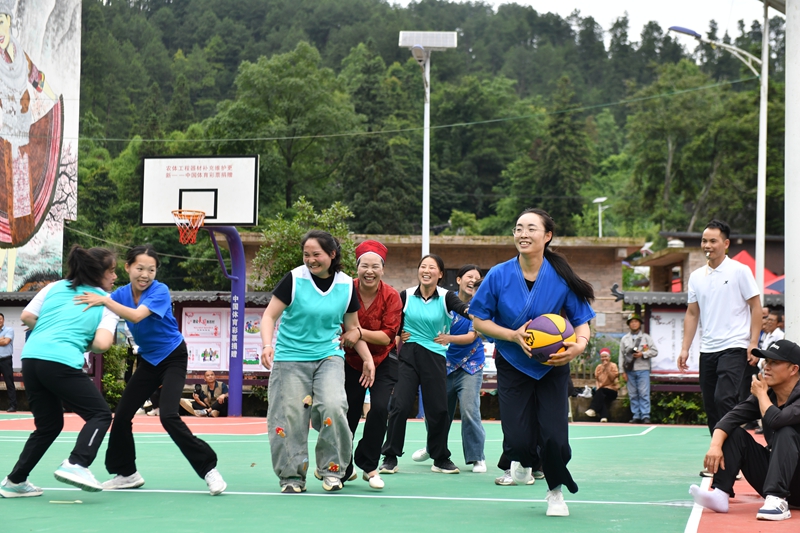 女同胞在参加“姑妈篮球赛”。 (3).JPG