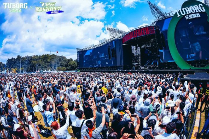 2、观山湖公园民族大联欢广场音乐节火热开演。.jpg