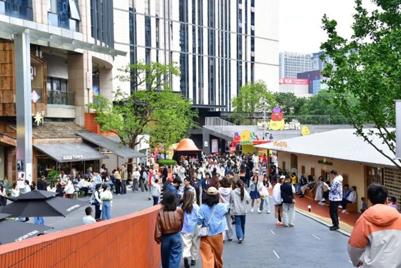 3、阿云朵仓主题市集吸引众多游客前来。邰芯雨 摄.jpg