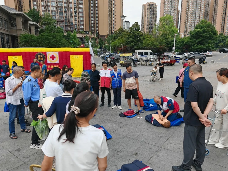 3、救援队员演示心肺复苏，市民现场围观学习急救技能。谢永恒 摄