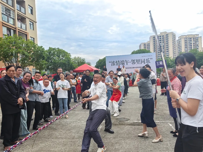 4、网格居民组队拔河比拼,现场呐喊助威氛围热烈。