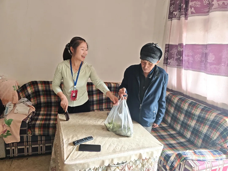 5、社区志愿者上门为高龄老人送上端午粽子与暖心关怀。
