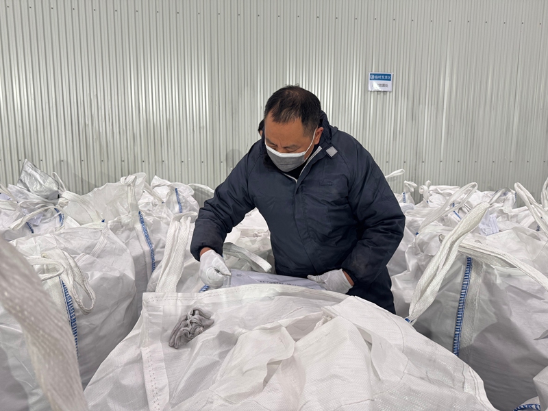 2、安达工人在打包产品。