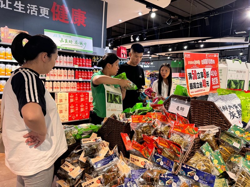 4、市民在超市选购粽子。