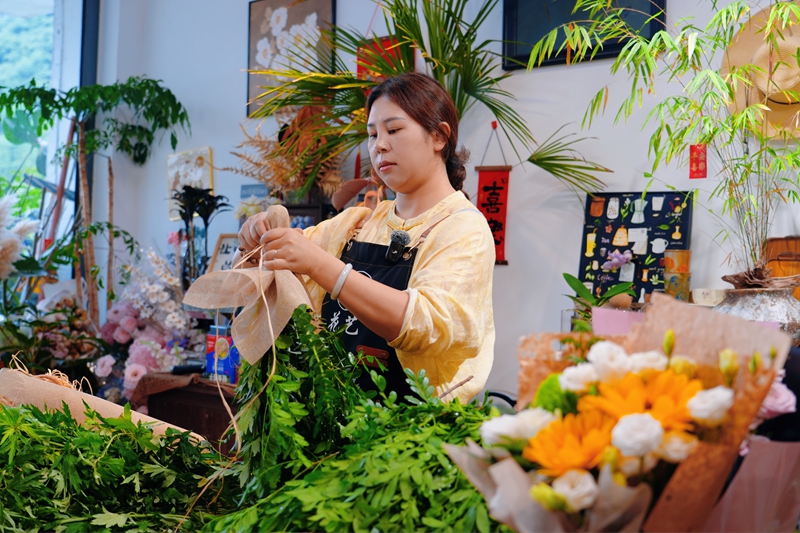 胡宁正在包扎端午门挂 (2)