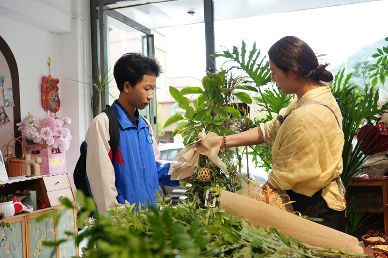 顾客来领取端午门挂。