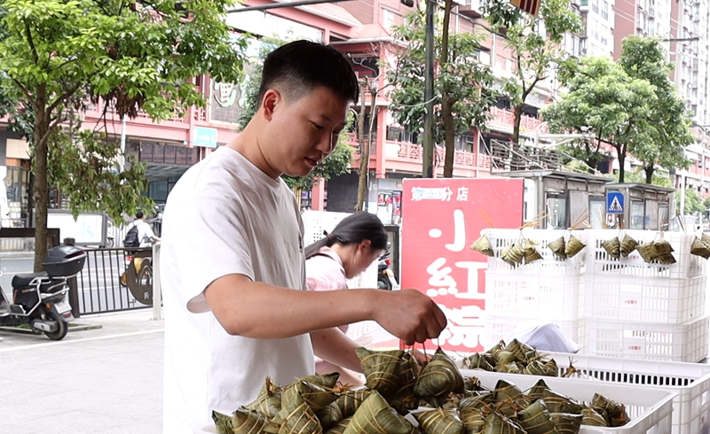 贵州独山草木灰粽成端午市场“热宠” 。
