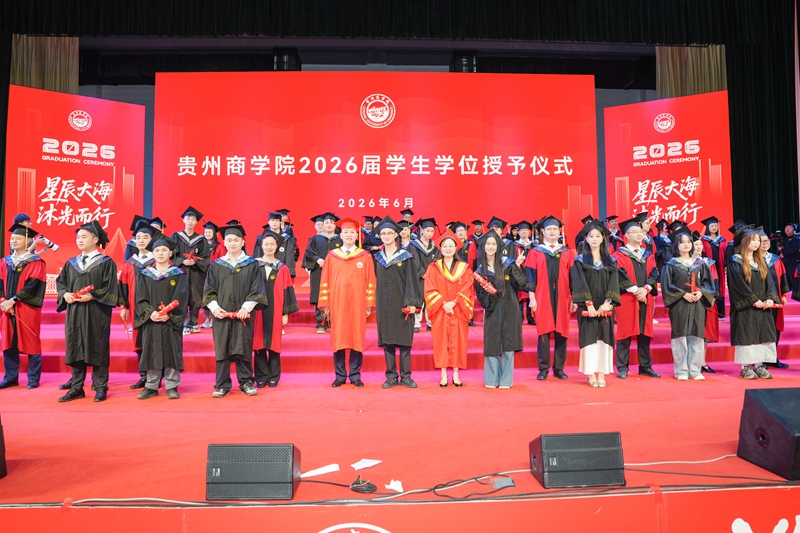 4.校领导及导师代表为毕业生们执拨穗礼、援正学位帽流苏。