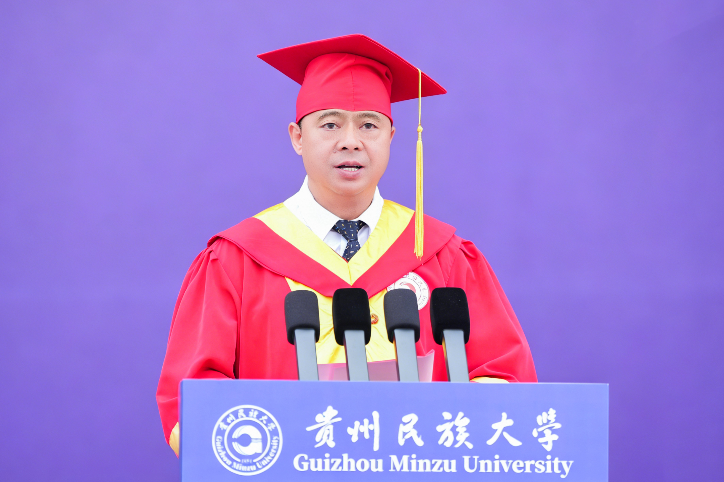 呂國富為貴州民族大學全體畢業生送上臨別寄語。