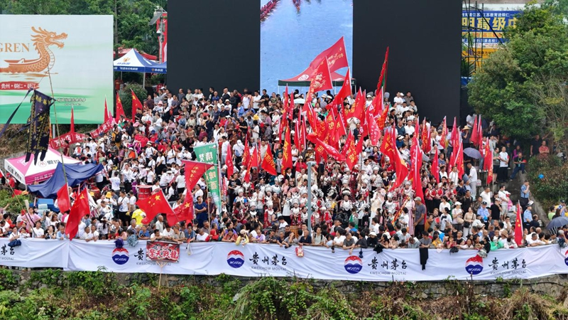 两岸观赛群众 何浩然摄