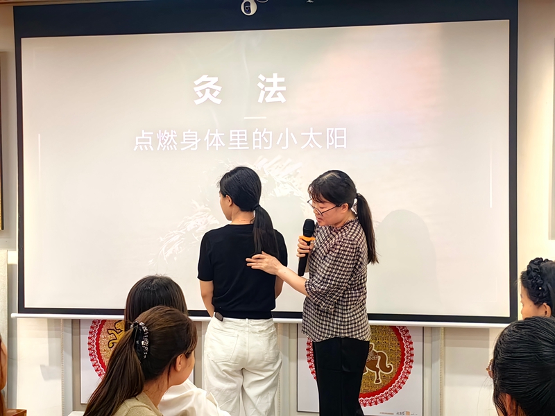辨识穴位（何敏摄）