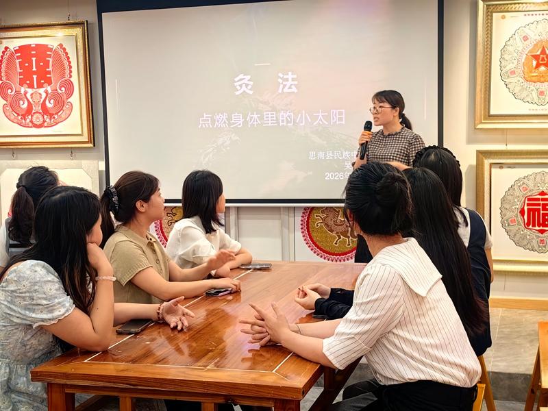 青年夜校艾灸课现场（何敏摄）
