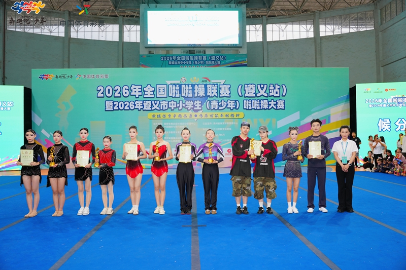 1、运动员领奖后合影。
