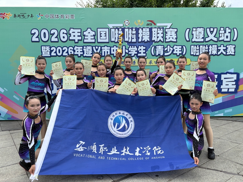 3、运动员获奖后合影。