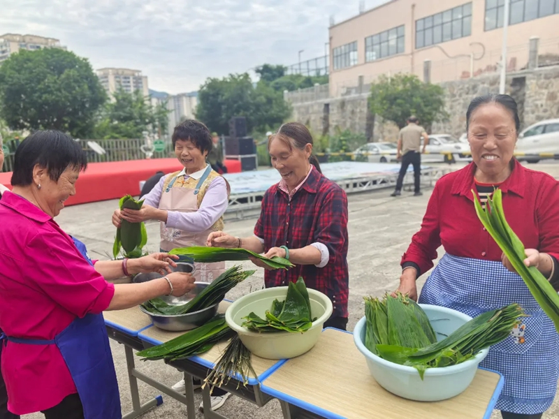 1、邻里围坐同包粽子，欢声笑语共迎端午佳节。习水县融媒体中心供图