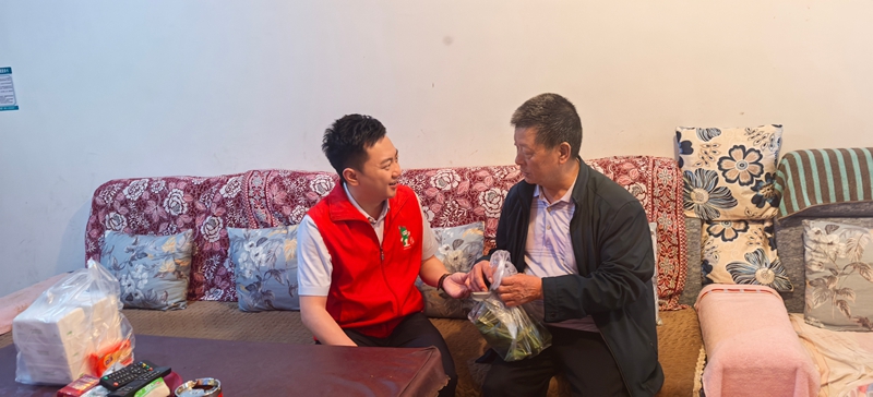 4、东风湖社区驻村第一书记王爽上门慰问安置点群众。习水县融媒体中心供图